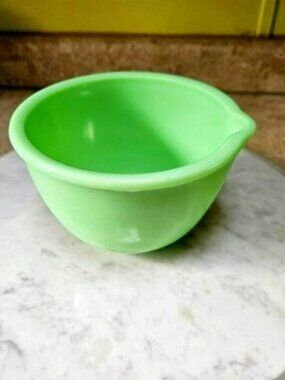 Vintage Mid-Century Jadeite Kitchenware Mixing Bowl w/ pour spout GUC unmarked